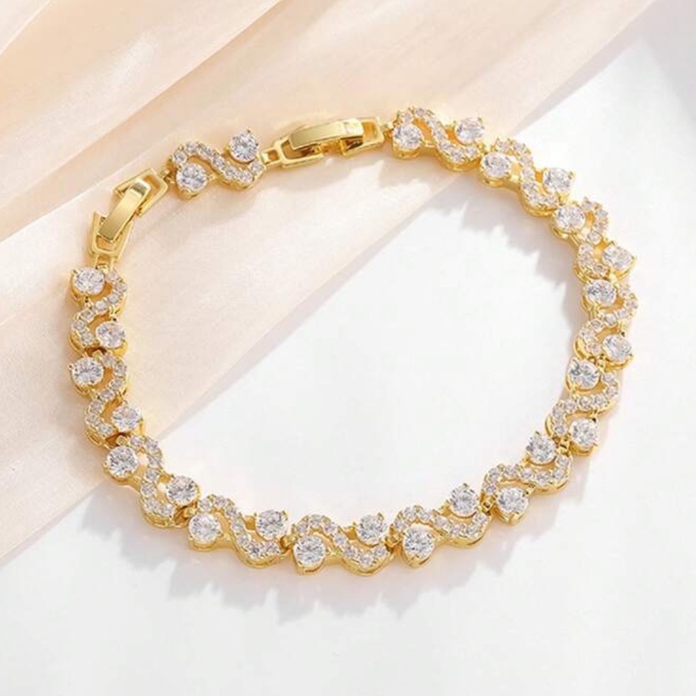 Elegant Gold Bracelet with Sparkling Accents